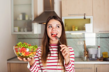 mutfak salata yemek genç beyaz kadın. Sağlıklı organik