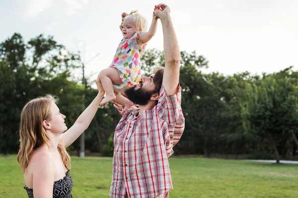 Familia feliz joven divertirse al aire libre en el parque — Foto de Stock