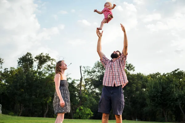 Familia feliz joven divertirse al aire libre en el parque — Foto de Stock