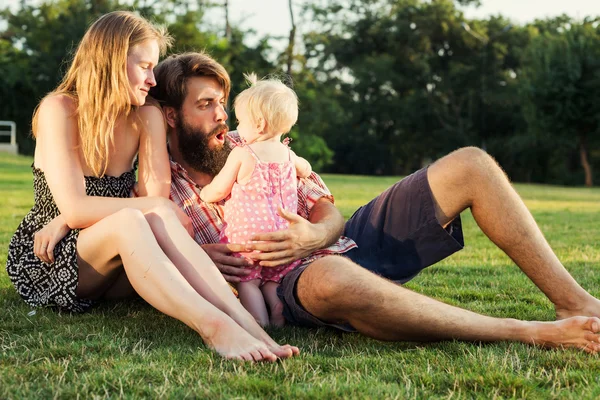 Familia feliz joven divertirse al aire libre en el parque — Foto de Stock
