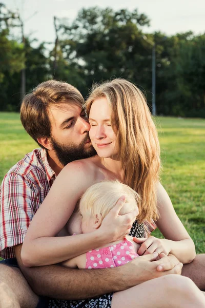 Mujer amamantando en el parque, familia feliz con bebé — Foto de Stock