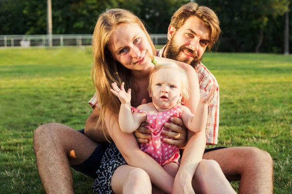 Ung lykkelig familie som har det gøy ute i parken – stockfoto