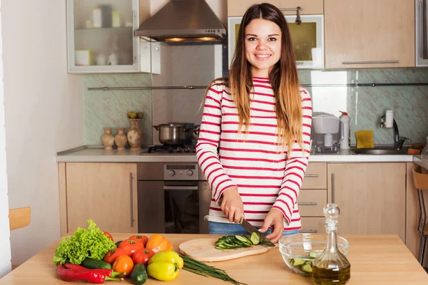 Młoda kobieta gotowanie sałatka jarzynowa. Pojęcie diety. Zdrowy f — Zdjęcie stockowe