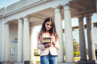 kitap ve kampüste tablet ile genç beyaz kız öğrenci, öğrenci çalışma kampus alanının