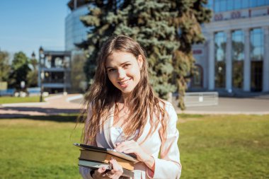 kitap ve kampüste tablet ile genç beyaz kız öğrenci, öğrenci çalışma kampus alanının