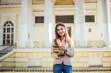 kitap ve kampüste tablet ile genç beyaz kız öğrenci, öğrenci çalışma kampus alanının