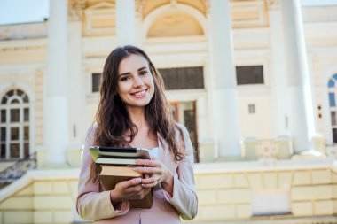 kitap ve kampüste tablet ile genç beyaz kız öğrenci, öğrenci çalışma kampus alanının