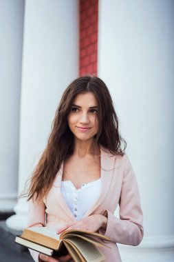 kitap ve kampüste tablet ile genç beyaz kız öğrenci, öğrenci çalışma kampus alanının