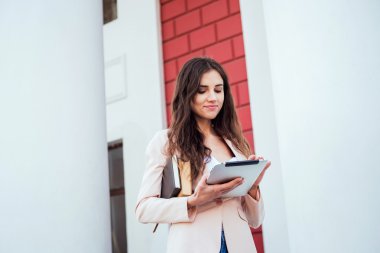 kitap ve kampüste tablet ile genç beyaz kız öğrenci, öğrenci çalışma kampus alanının