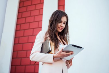 kitap ve kampüste tablet ile genç beyaz kız öğrenci, öğrenci çalışma kampus alanının