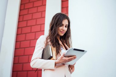 kitap ve kampüste tablet ile genç beyaz kız öğrenci, öğrenci çalışma kampus alanının