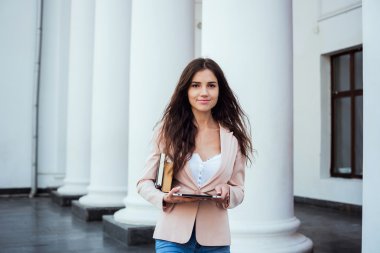 kitap ve kampüste tablet ile genç beyaz kız öğrenci, öğrenci çalışma kampus alanının