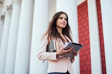 kitap ve kampüste tablet ile genç beyaz kız öğrenci, öğrenci çalışma kampus alanının