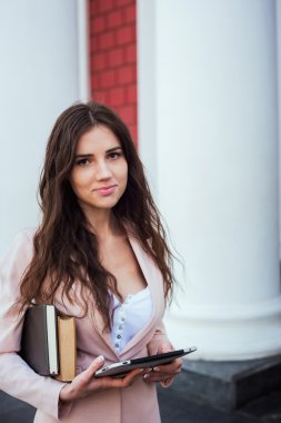 kitap ve kampüste tablet ile genç beyaz kız öğrenci, öğrenci çalışma kampus alanının