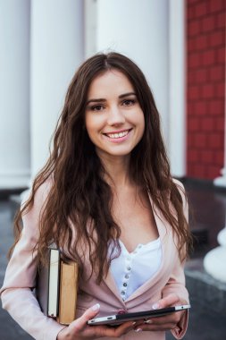 kitap ve kampüste tablet ile genç beyaz kız öğrenci, öğrenci çalışma kampus alanının