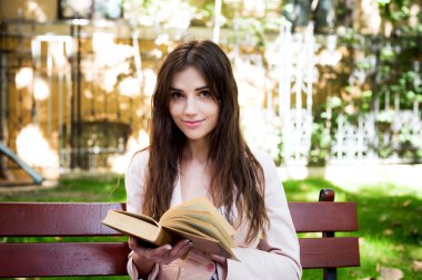 kitap ve kampüste tablet ile genç beyaz kız öğrenci, öğrenci çalışma kampus alanının