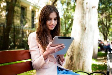 Kampüste tablet ile genç beyaz kız öğrenci