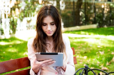 Kampüste tablet ile genç beyaz kız öğrenci