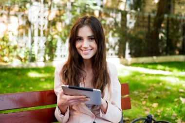 Kampüste tablet ile genç beyaz kız öğrenci