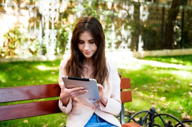 Kampüste tablet ile genç beyaz kız öğrenci