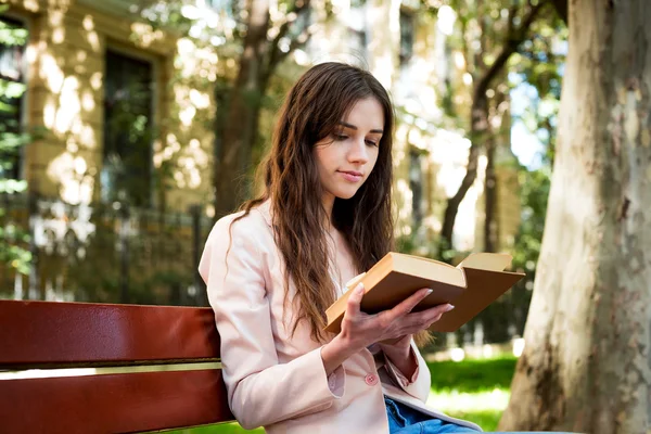 Giovane studentessa caucasica con libri e tablet nel campus, studio degli studenti nella zona del campus — Foto Stock