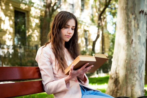 Νεαρός καυκάσιος γυναίκα φοιτητής με βιβλία και tablet στην πανεπιστημιούπολη, φοιτητής μελέτη στην περιοχή πανεπιστημιουπόλεων — Φωτογραφία Αρχείου
