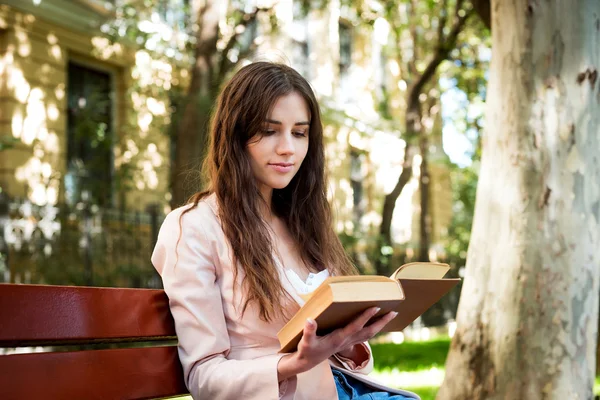 Giovane studentessa caucasica con libri e tablet nel campus, studio degli studenti nella zona del campus — Foto Stock