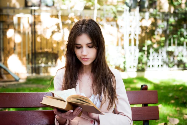 Mladý bělošský studentka s knihami a tablet na kampusu, student studium v areálu oblasti — Stock fotografie