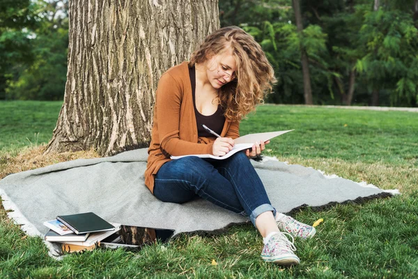 Giovane studentessa caucasica con libri nel campus, studente studia nella zona del campus — Foto Stock