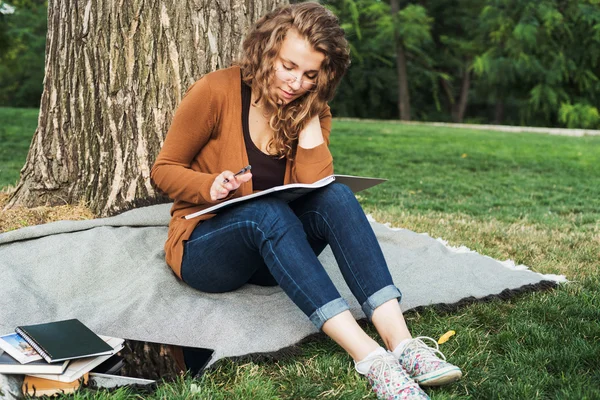 Giovane studentessa caucasica con libri nel campus, studente studia nella zona del campus — Foto Stock