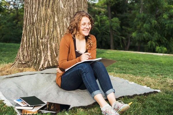 Giovane studentessa caucasica con libri nel campus, studente studia nella zona del campus — Foto Stock