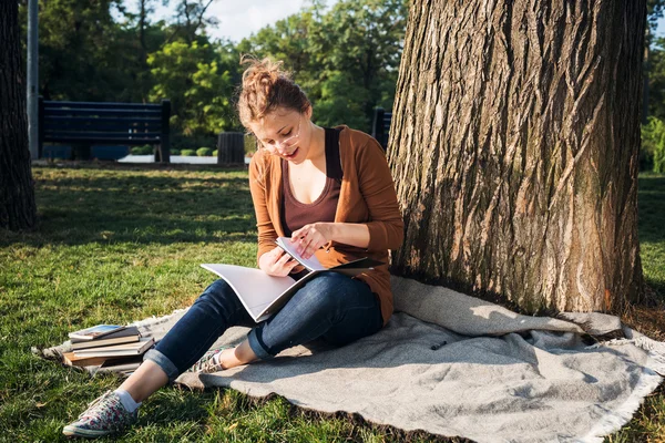 Νεαρός καυκάσιος γυναίκα φοιτητής με βιβλία στην πανεπιστημιούπολη, φοιτητών: πώς μελετούν στην περιοχή πανεπιστημιουπόλεων — Φωτογραφία Αρχείου