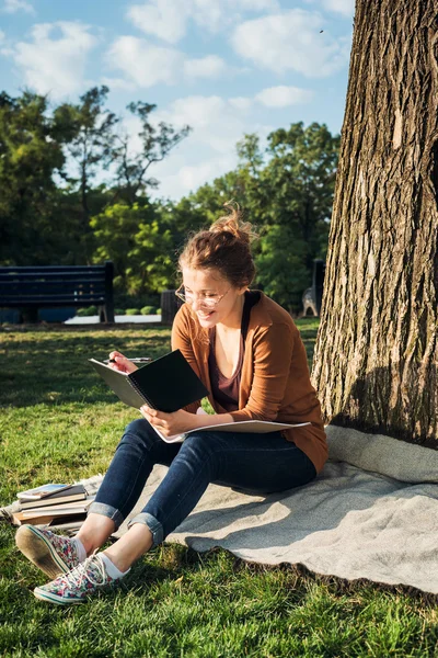 Giovane studentessa caucasica con libri nel campus, studente studia nella zona del campus — Foto Stock