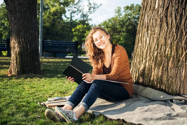 Giovane studentessa caucasica con libri nel campus, studente studia nella zona del campus — Foto Stock