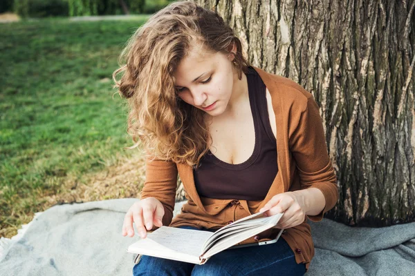 Giovane studentessa caucasica con libri nel campus, studente studia nella zona del campus — Foto Stock