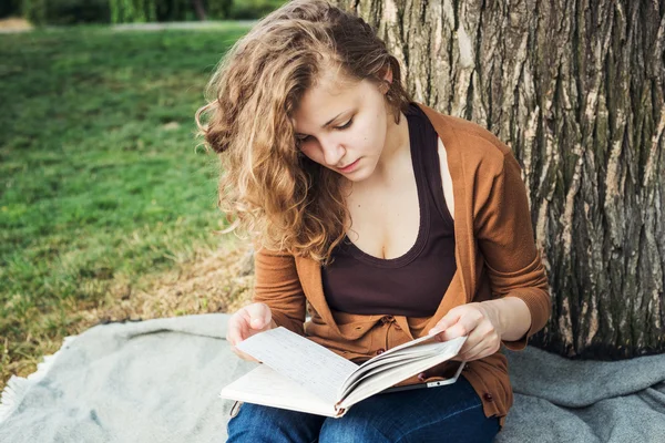 Kampüs kitapları ile genç beyaz kız öğrenci, öğrenci çalışma kampus alanının içinde — Stok fotoğraf