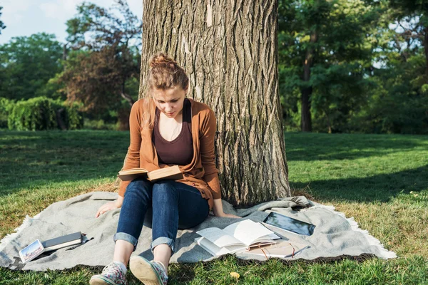 Giovane studentessa caucasica con libri nel campus, studente studia nella zona del campus — Foto Stock