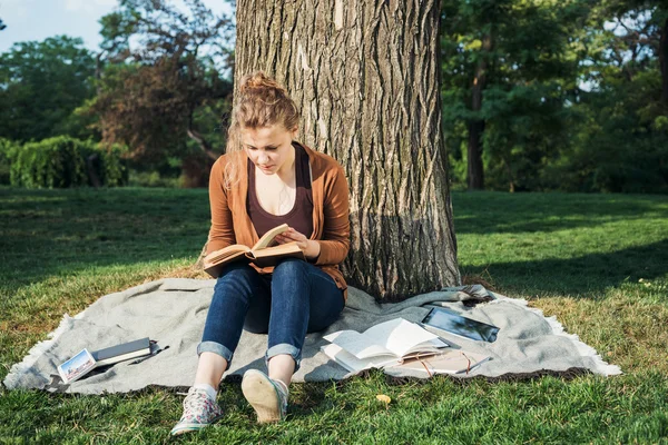 Giovane studentessa caucasica con libri nel campus, studente studia nella zona del campus — Foto Stock