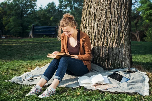 Mladý bělošský studentka s knihami na akademické půdě, student studium v areálu oblasti — Stock fotografie