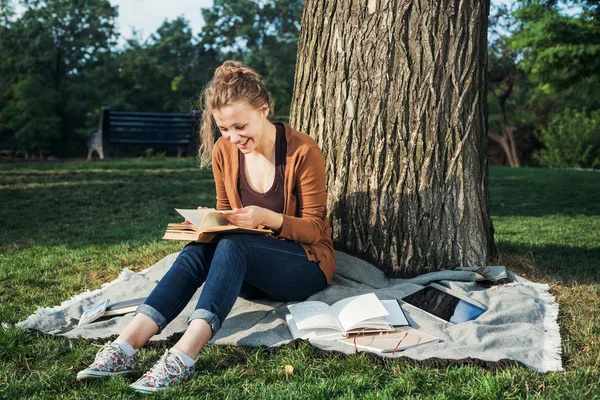 Νεαρός καυκάσιος γυναίκα φοιτητής με βιβλία στην πανεπιστημιούπολη, φοιτητών: πώς μελετούν στην περιοχή πανεπιστημιουπόλεων — Φωτογραφία Αρχείου