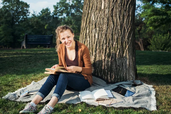 Giovane studentessa caucasica con libri nel campus, studente studia nella zona del campus — Foto Stock