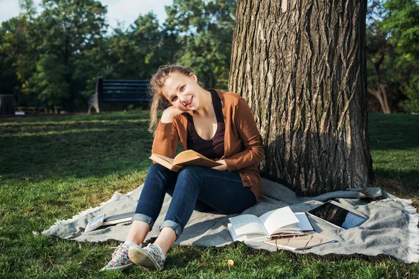 Mladý bělošský studentka s knihami na akademické půdě, student studium v areálu oblasti — Stock fotografie