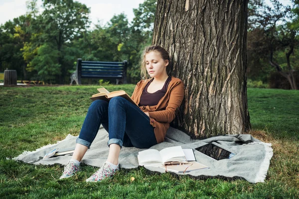 Giovane studentessa caucasica con libri nel campus, studente studia nella zona del campus — Foto Stock