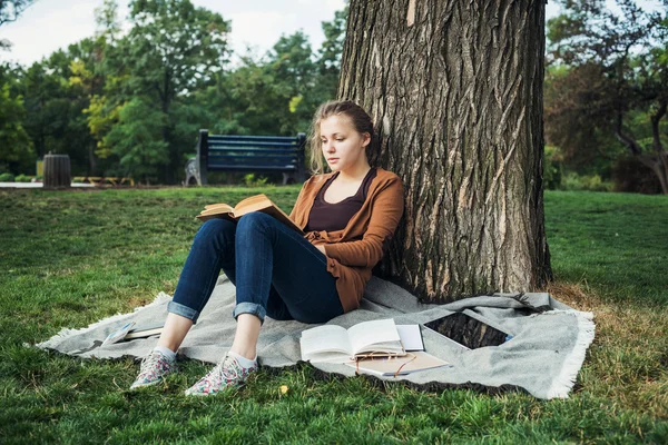 Giovane studentessa caucasica con libri nel campus, studente studia nella zona del campus — Foto Stock