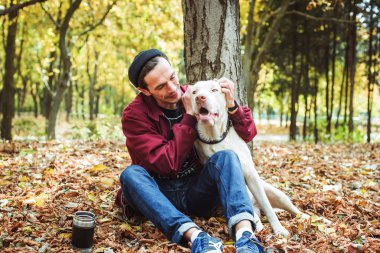 park ve labrador köpekle oynamayı kahve içme adam