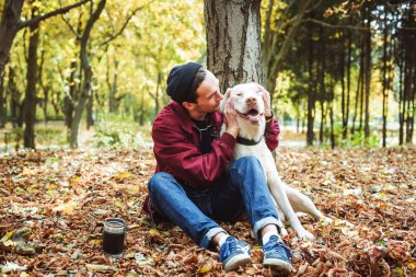 park ve labrador köpekle oynamayı kahve içme adam