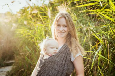 Anne ile küçük kızı gündoğumu sırasında yürüyüş