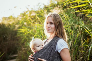 Anne ile küçük kızı gündoğumu sırasında yürüyüş