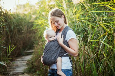 Anne ile küçük kızı gündoğumu sırasında yürüyüş