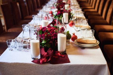 Düğün için hazırlanmış bir masa ya da başka bir akşam yemeği.